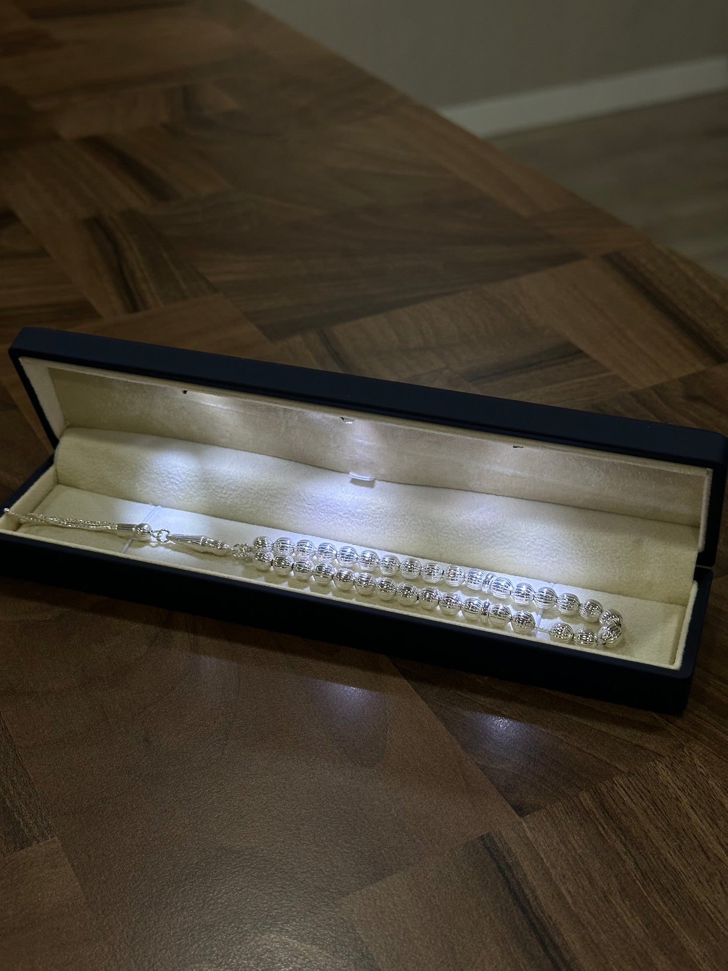 925 Ayar Gümüş Kalem İşçilikli Üç Püsküllü Küre Kesim Bilek Boy Erkek Tesbih (Işıklı Kutu)